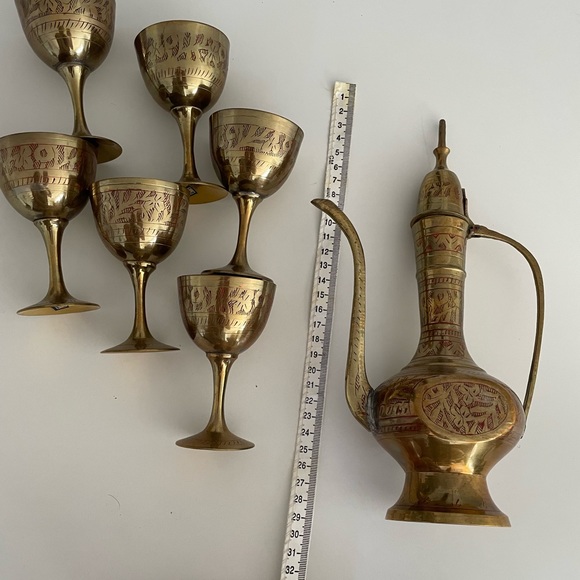 VINTAGE BRASS HAND ETCHED GENIE OIL BOTTLE/PITCHER & 6 CUPS MADE IN INDIA - Picture 1 of 7